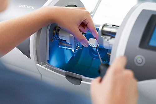 Einspannen-des-Keramikblocks Einspannen-des-Keramikblocks beim Cerec Verfahren