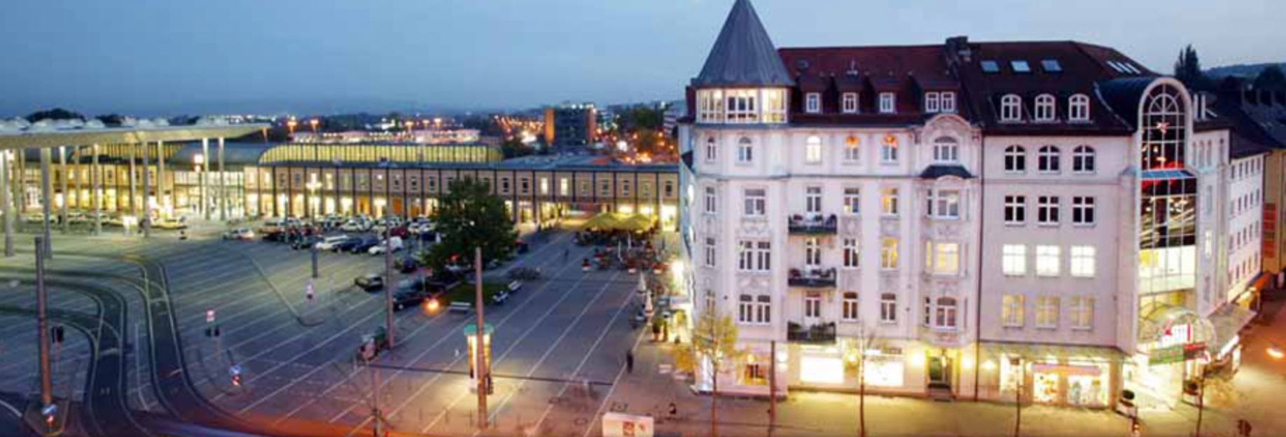 Citycenter-und-Bahnhof-Wilhelmshoehe-in-der-Daemmerung